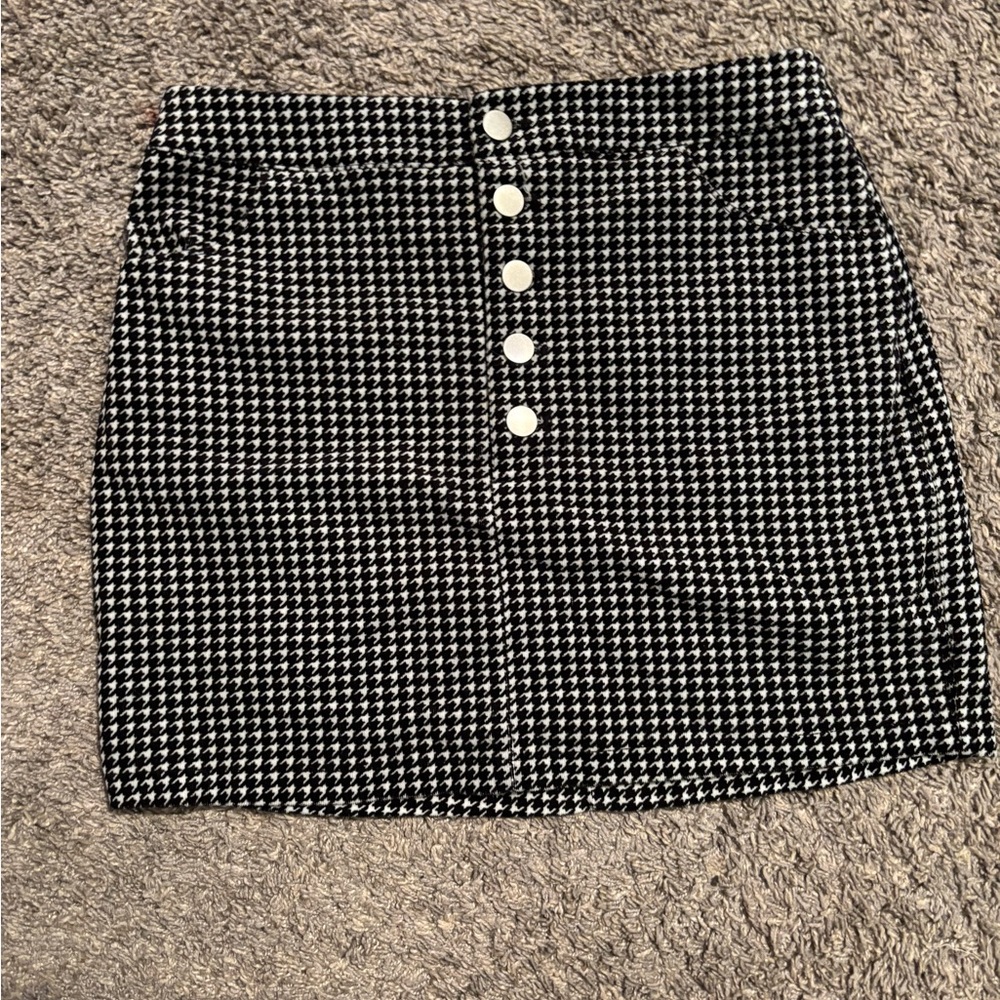Stylish Black and White Houndstooth Skirt